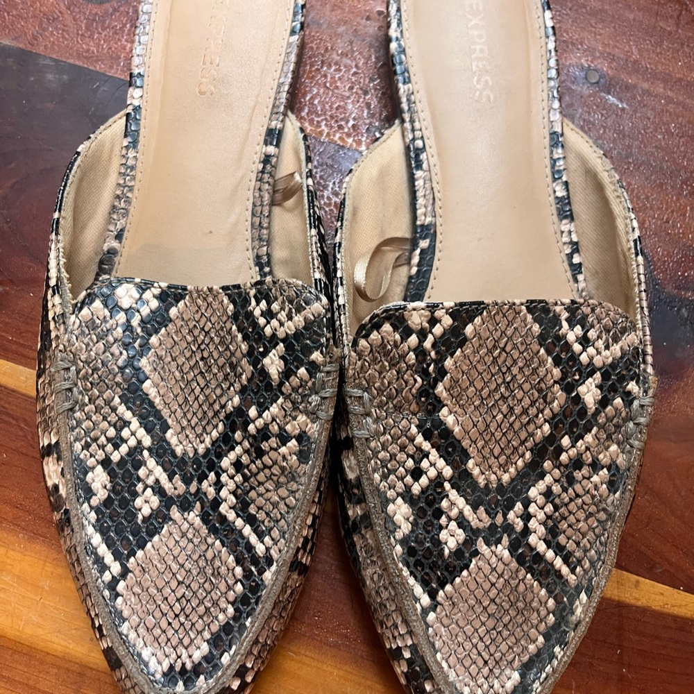 Express Women's Brown Snakeskin Flats
